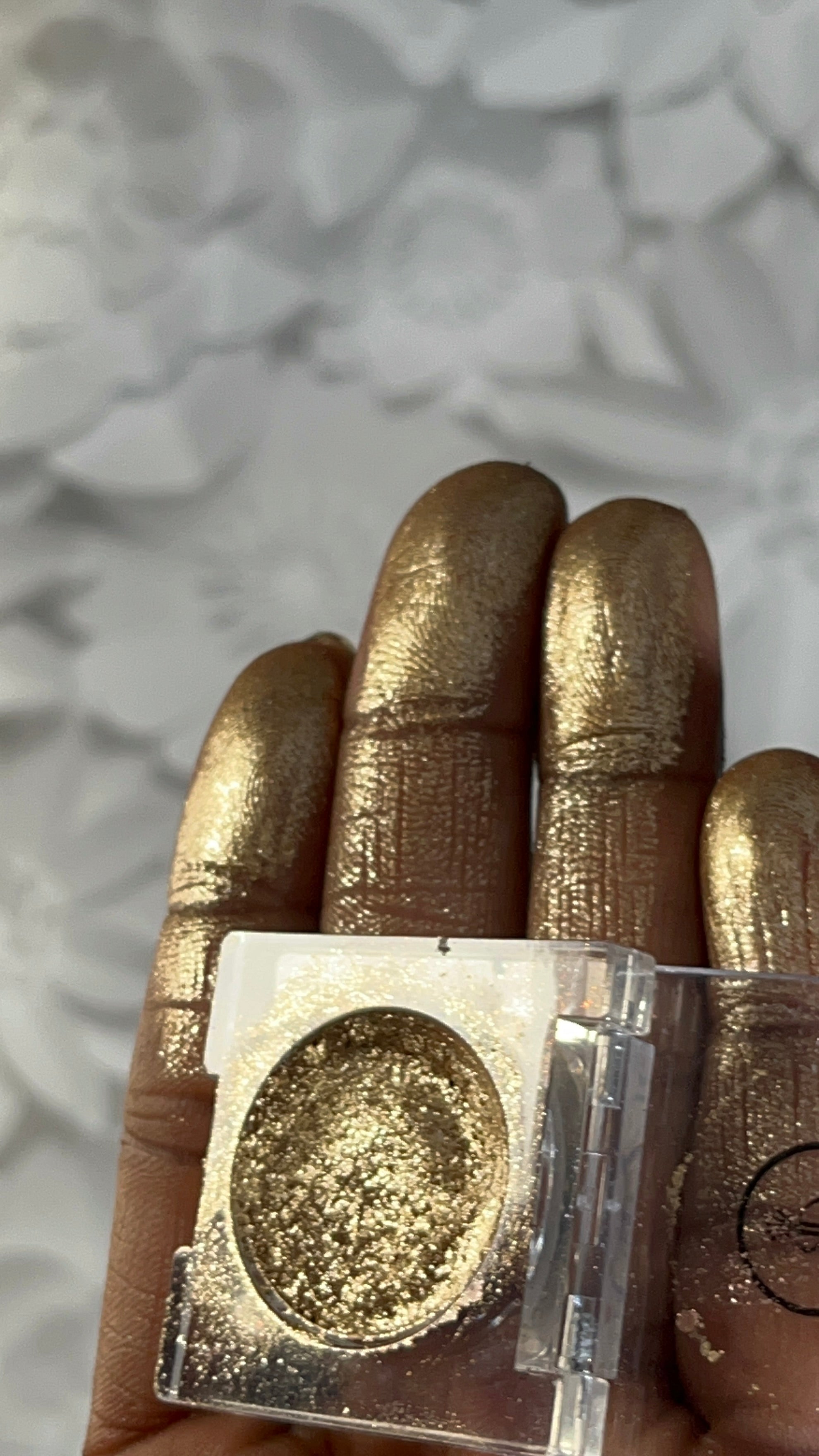 Radiant Gold Metallic Eyeshadow