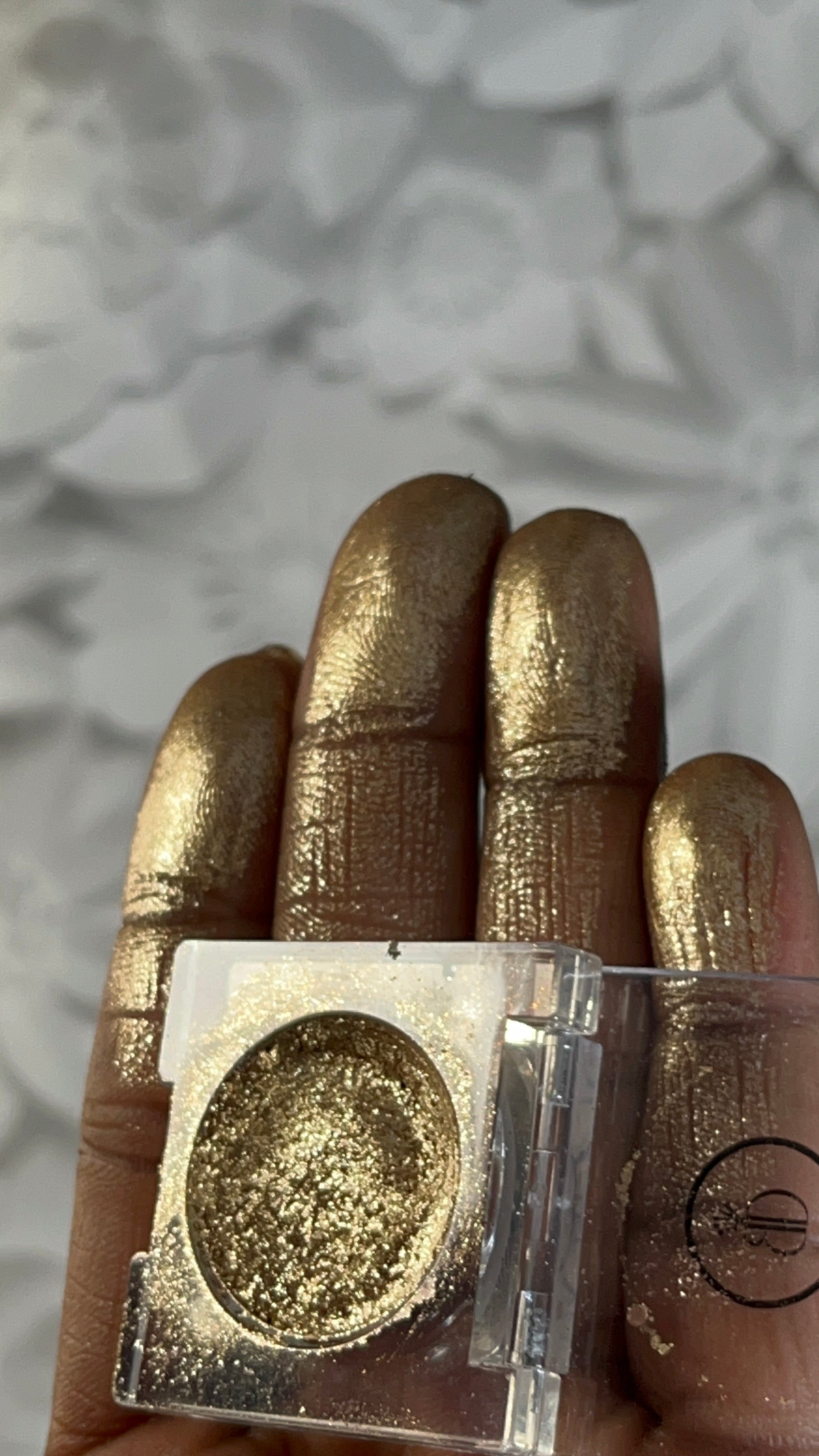 Radiant Gold Metallic Eyeshadow