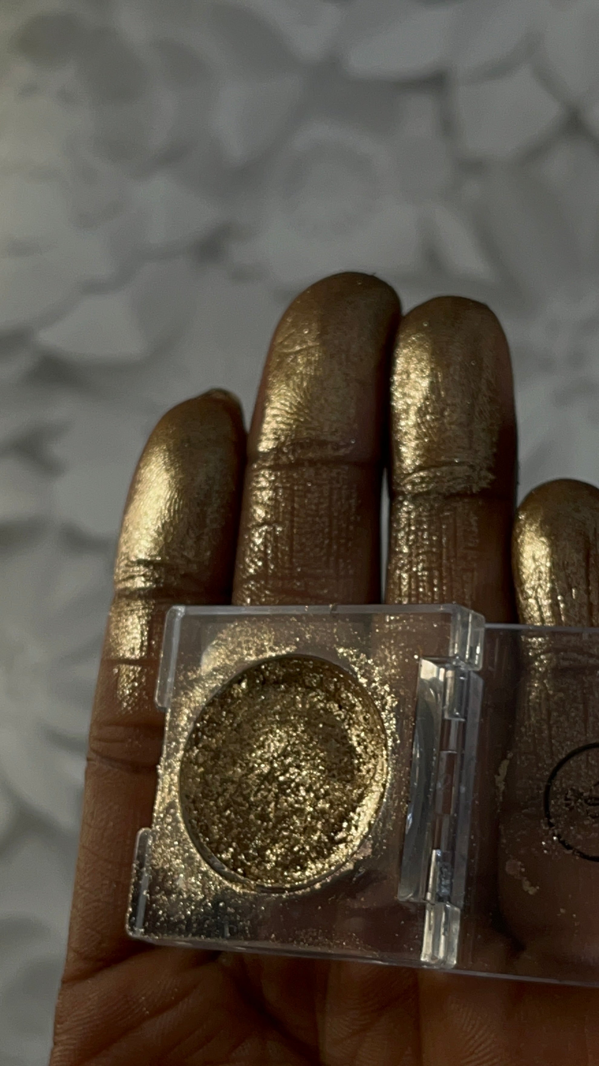 Radiant Gold Metallic Eyeshadow