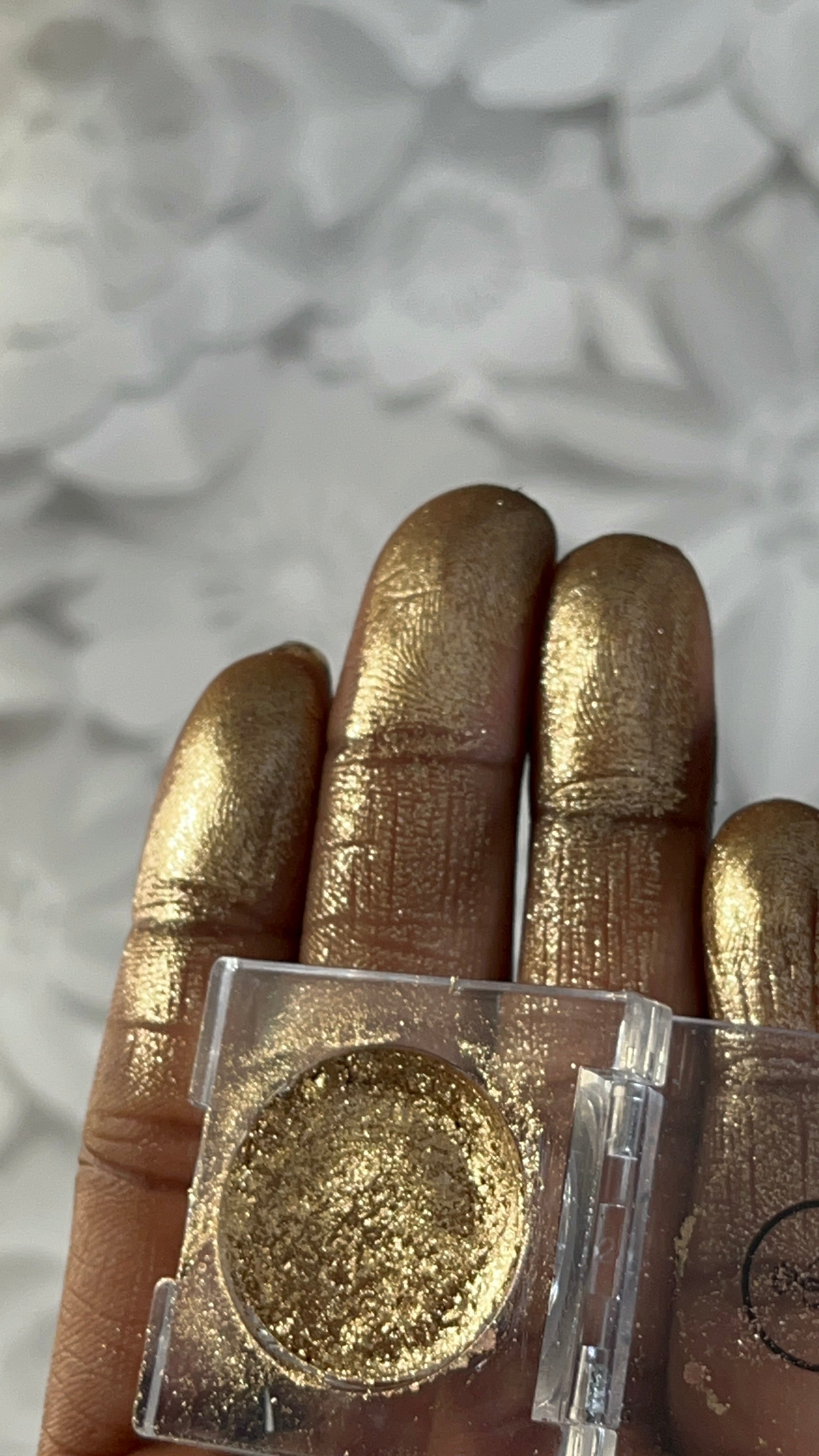 Radiant Gold Metallic Eyeshadow